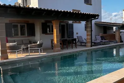Majestueuse villa récemment rénovée dans le centre de Cala Llombards