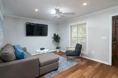 Image de Oxford Square! Un bloc, 4 minutes à pied! 3 lits!