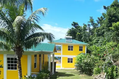Image de Petite villa dans un jardin tropical