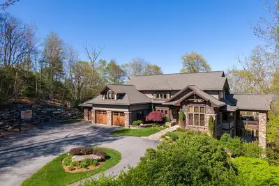 Image de Superbe maison de montagne de luxe à 10 minutes du centre-ville de Boone!