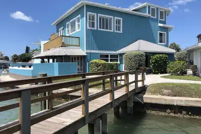 Image de Immense maison au bord de l'eau sur Clearwater Beach. 5 minutes à pied du sable. 10 personnes et plus
