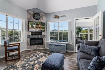 Image de Captivant penthouse au bord du lac avec 3 chambres et 3 salles de bain.