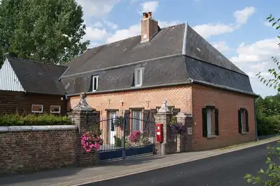 Image de gite à la campagne avec un étang privé