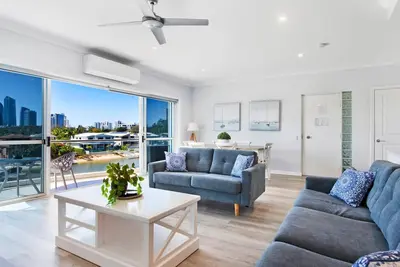 Image de 3br spacieux appartement au bord du lac Broadbeach