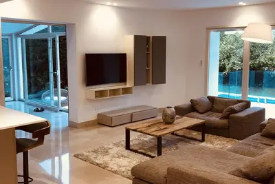 Image de La Villa la piollette propose des hébergements avec piscine, centre de remise en forme, bar.