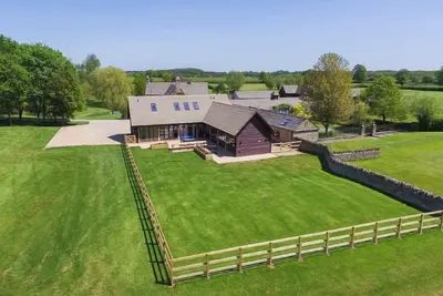 Image de The Cotswold Manor Court, bain à remous exclusif, grange pour les jeux, 70 hectares de parc