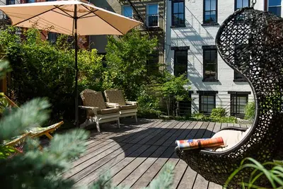Image de Suites modernes et luxueuses avec vue sur le jardin dans le quartier le plus chaud de Brooklyn