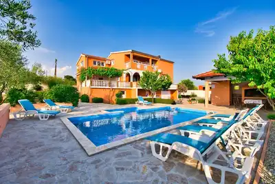 Image de Villa Matea avec deux appartements et piscine!