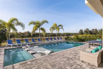 Image de Retraite ultime | Piscine privée faisant face à l'ouest, chambres personnalisées pour enfants, 2 salles de jeux