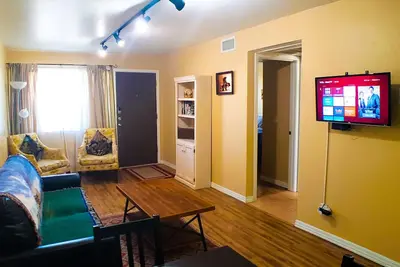 Image de Mignon, propre et confortable | Ac et piscine | Près de Gem Show & UofA