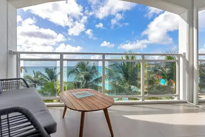 Image de Condo moderne face à l'océan