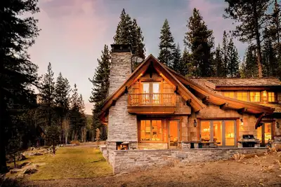 Image de Domaine privé serein dans les bois | À droite sur la rivière Truckee ❤ par AvantStay
