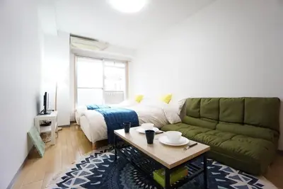 Image de Jusqu'à 6 personnes! Chambre simple avec 2 lits + 1 futon # V02a-Chambre Terrys Namba # V201 / Osaka-shi Osaka