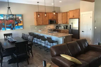 Image de Tout Nouveau | Belle maison de ville 3 Bd | Emplacement central | 10 personnes | Vues!