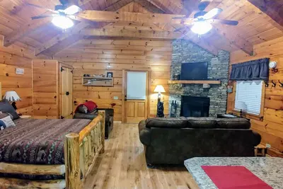 Image de Cabine nouvellement mise à jour, à 10 min de pkwy à Pigeon Forge. 4 couchages, bain à remous, Wifi.