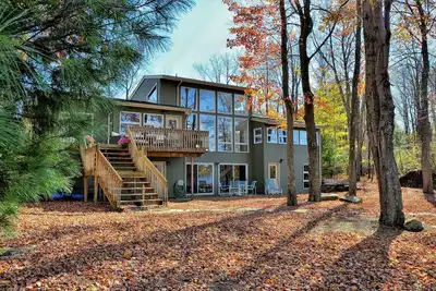 Image de Front de luxe au bord du lac Poconos: bain à remous / sauna / salle de jeux / kayaks / plage privée