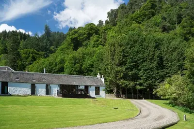 Image de Jock Scott Cottage avec une terrasse isolée.