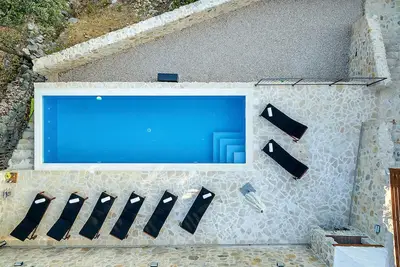 Image de Villa de luxe avec piscine privée. Vue mer, espace pour 8 personnes