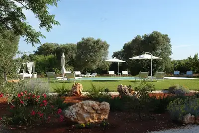 Image de Trullo Et Charmant Lamie Avec Piscine Immergee Dans Le Silence De La Campagne -