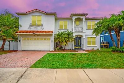 Image de Accueil spectaculaire de style méditerranéen au sud de Tampa Pool.