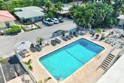 Image de 2 chambres avec une grande piscine à 200 m de la plage 17