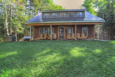 Image de Maison nouvellement construite sur l'étang de Quimby avec beaucoup d'intimité!