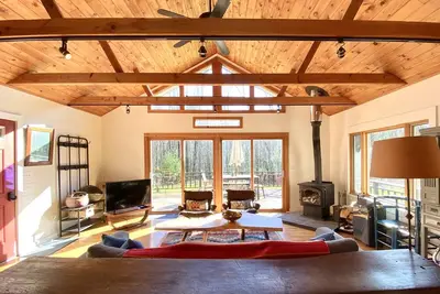 Image de Private Catskill Mountain Guesthouse. Rempli de lumière et vue sur la forêt