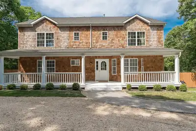 Image de Maison de concepteur à Southampton dans un endroit isolé près du golf, de la ville, des plages avec piscine privée, pour 14 personnes