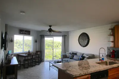 Image de Une Vague De Tout! Nouvellement RÉNOVÉ 2br / 2ba