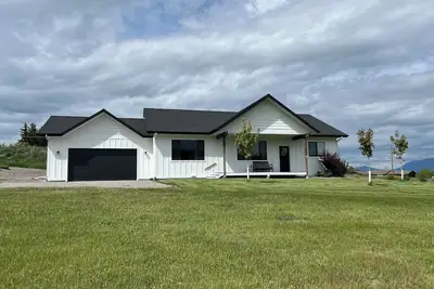 Image de Maison neuve avec terrasse et vue imprenable sur grand terrain de campagne proche de la ville.