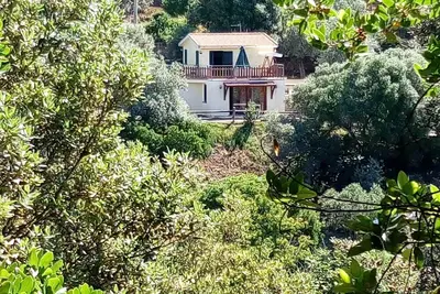 Image de chalet dans quartier résidentiel, avec piscine, parking privé, barbecue