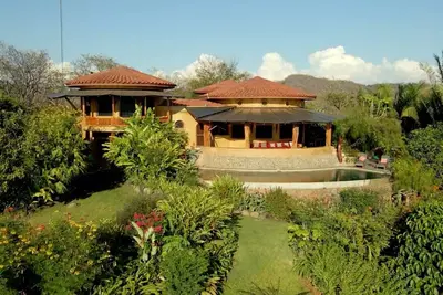 Image de Luxueuse maison au sommet d'une colline, avec vue sur l'océan, à 5 minutes de la plage