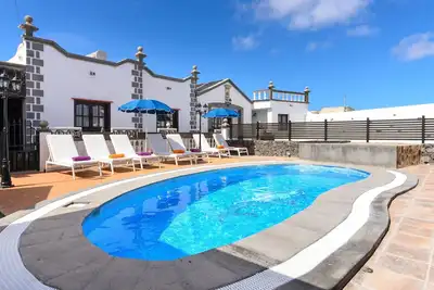 Image de Spacieuse villa \"Las Calderetas\" avec vue sur les montagnes, Wi-Fi, terrasse et piscine