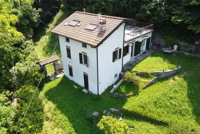 Image de Villa Milena entourée de verdure