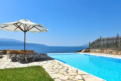 Villa neuve! Vue imprenable sur la mer, Piscine, Près de la plage, Situation unique