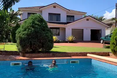 Image de Maison européenne moderne avec piscine privée