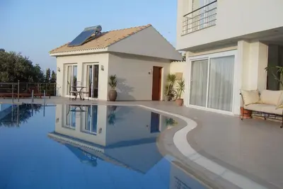 Image de stunning studios overlooking ancient ravine with views to Bellapais and sea.