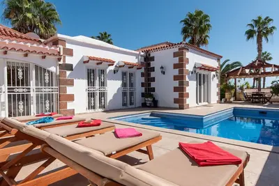 Image de Belle villa de 4 chambres avec piscine privée chauffée