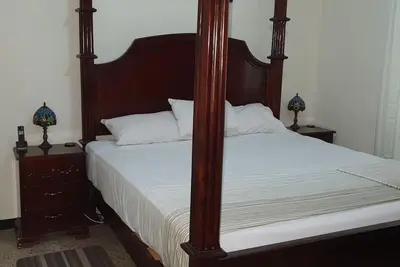 Image de Une maison de vacances confortable et abordable située dans la ville urbaine de Kingston