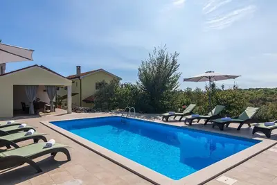 Image de Villa Casa Ida est une charmante retraite avec piscine en Istrie avec des éléments de construction authentiques, une apparence somptueuse et un mobilier confortable avec une capacité de 8 lits.