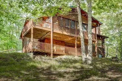 Image de Creekside cabine confortable w / bain à remous privé, baby-foot et piscines partagées / tennis!