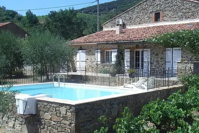 Image de Bâtisse entièrement rénovée en pierre de pays avec piscine privative.