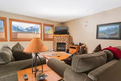 Image de Vues spectaculaires sur les montagnes Rocheuses: spécieux, lumineux, condo confortable, Wifi gratuit
