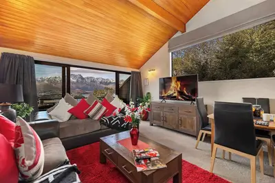 Image de Spacious Alpine Lake View Spa Townhouse Walk To Town