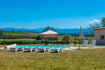 Image de Gite classé 3* dans les vignes avec piscine et vues magnifiques sur les pyrénées