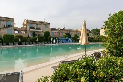 Image de *Residence with Pool* P. Nember [Garden + Park]