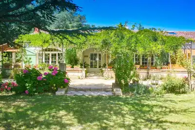 Image de Maison au calme dans la verdure piscine proche de sites touristiques majeurs