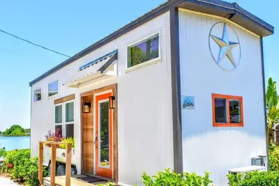 Image de The Swan - Petite maison de luxe parfaite pour une escapade au bord d'un lac!