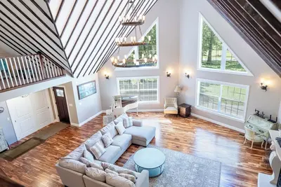 Image de Escapade parfaite à quelques minutes de Maxinkuckee Lake & Culver Academy!