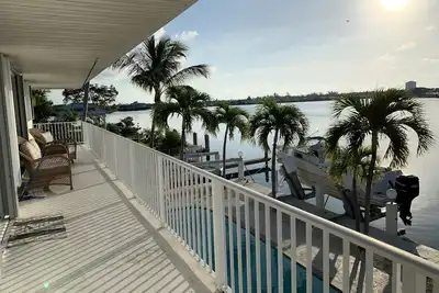 Image de Waterfront, 100' seawall W/ Dockage up to 30', Pool, Easy Ocean & Gulf Access!